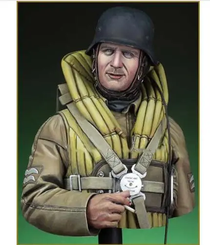 

New Unassembled 1/10 soldier Crewman, 1940 bust Resin Kit DIY Toys Unpainted resin model