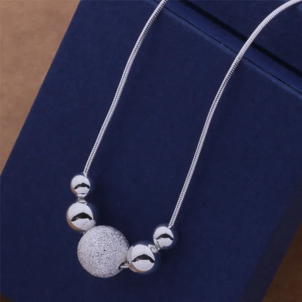 Женские ожерелья покрытые 5 бусинами серебристого цвета оптом | Украшения и