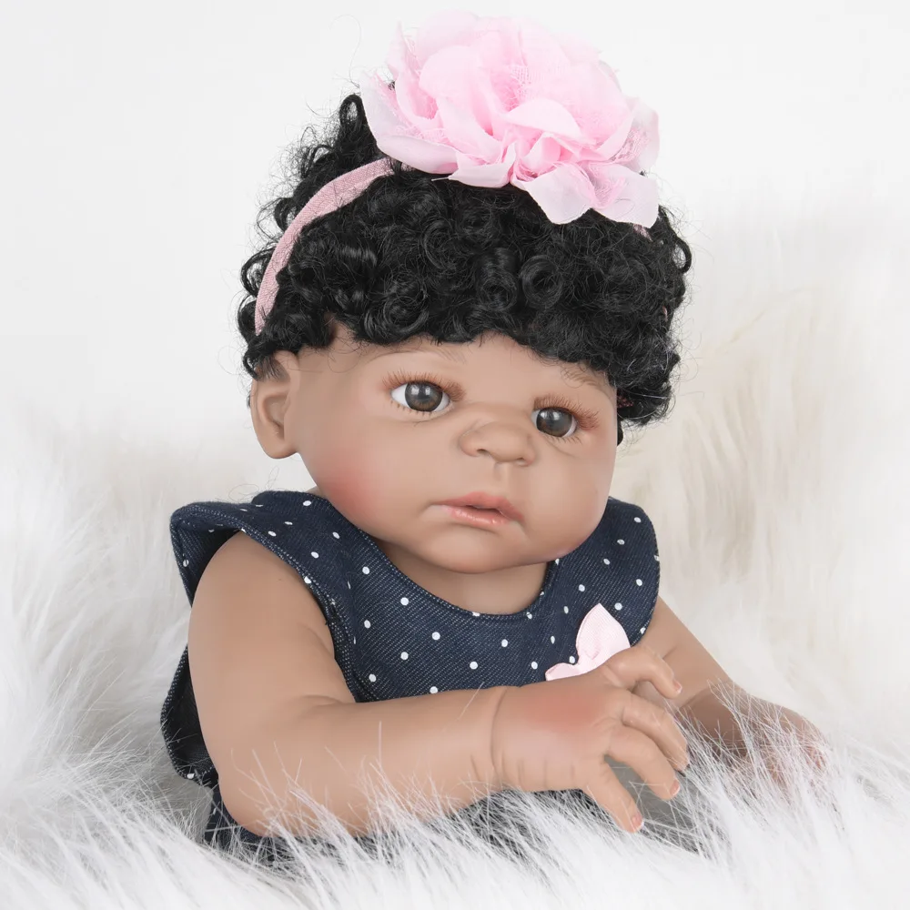 57 см полная силиконовая кукла для новорожденного, Реалистичная кукла Reborn Alive Bebe, черный мальчик, детский партнер для роста, водонепроницаемый корпус, игрушки для сна