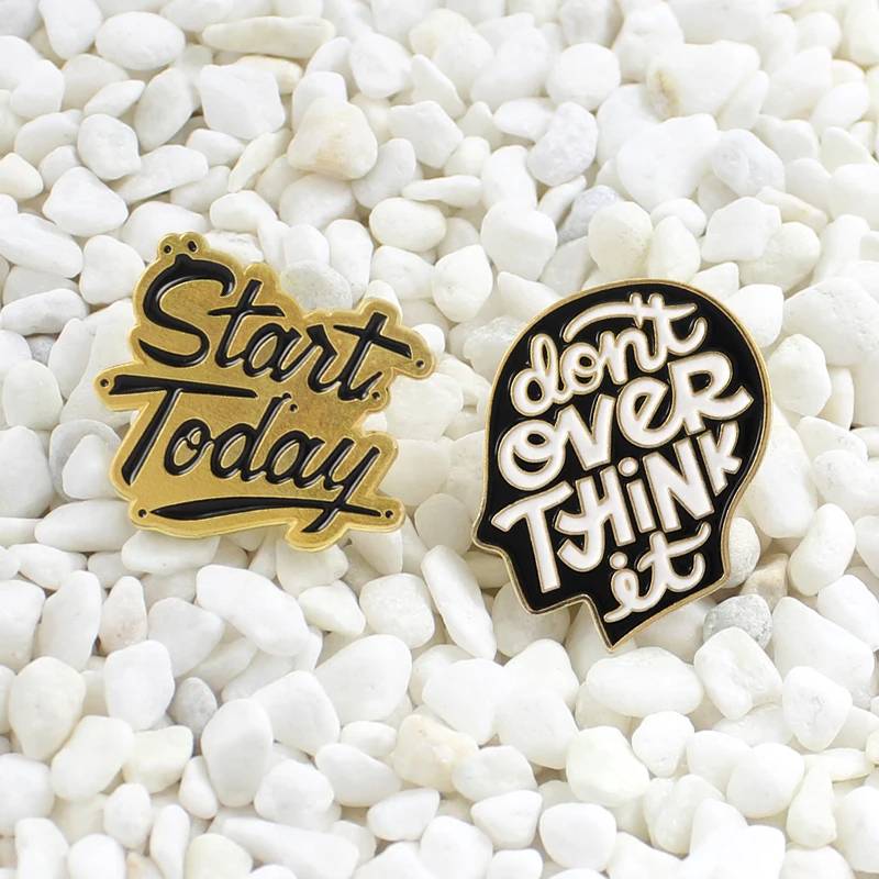 Оригинальная эмалированная брошка в виде надписей Start Today и Never think it черная