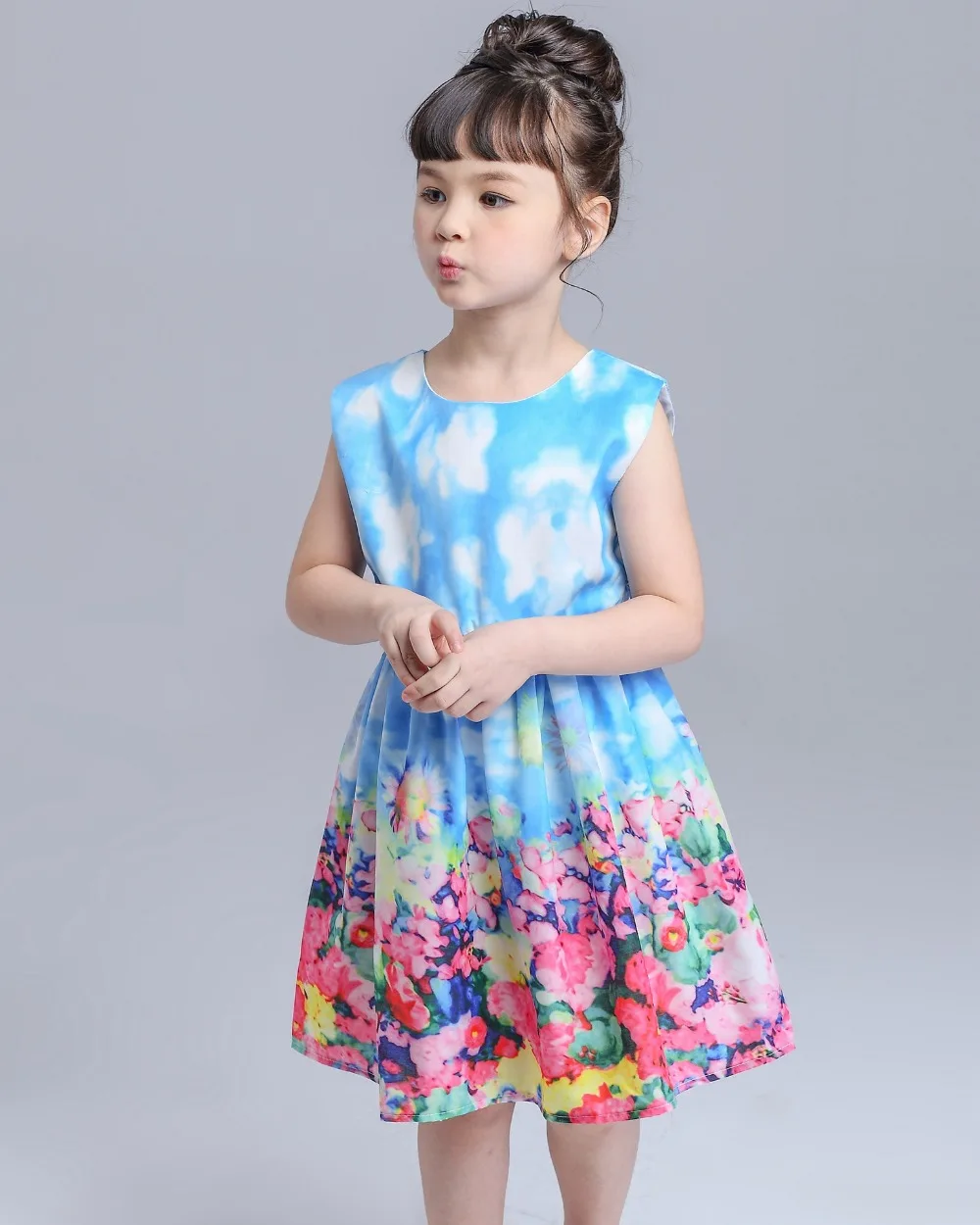 Бесплатная доставка Лето 2017 г. детей Цветочное платье без рукавов полный травы