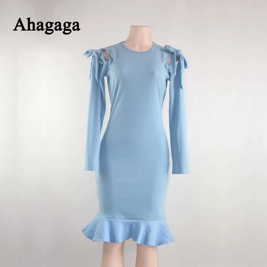 Женское трикотажное платье с бантом однотонное облегающее футляр вырезами весна