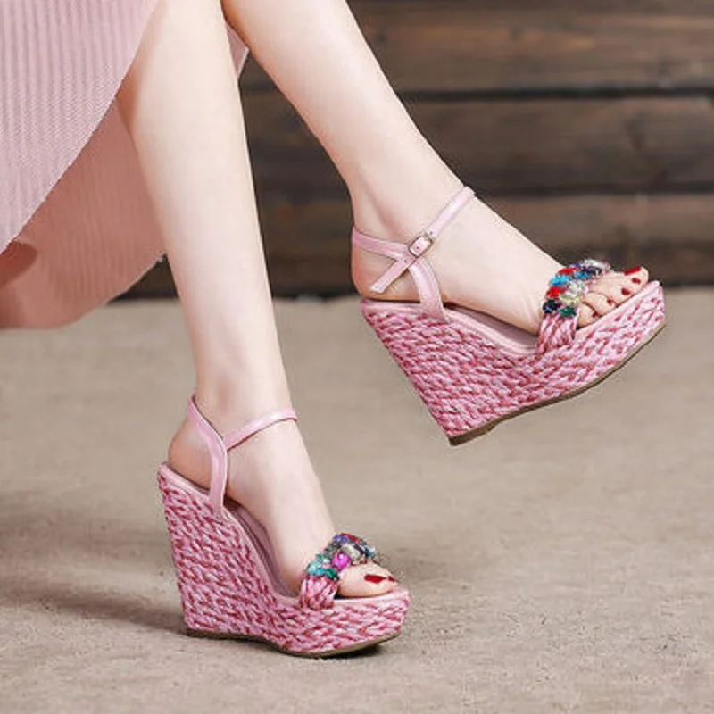 2019 новые летние босоножки на танкетке женские модные розовые туфли Модные