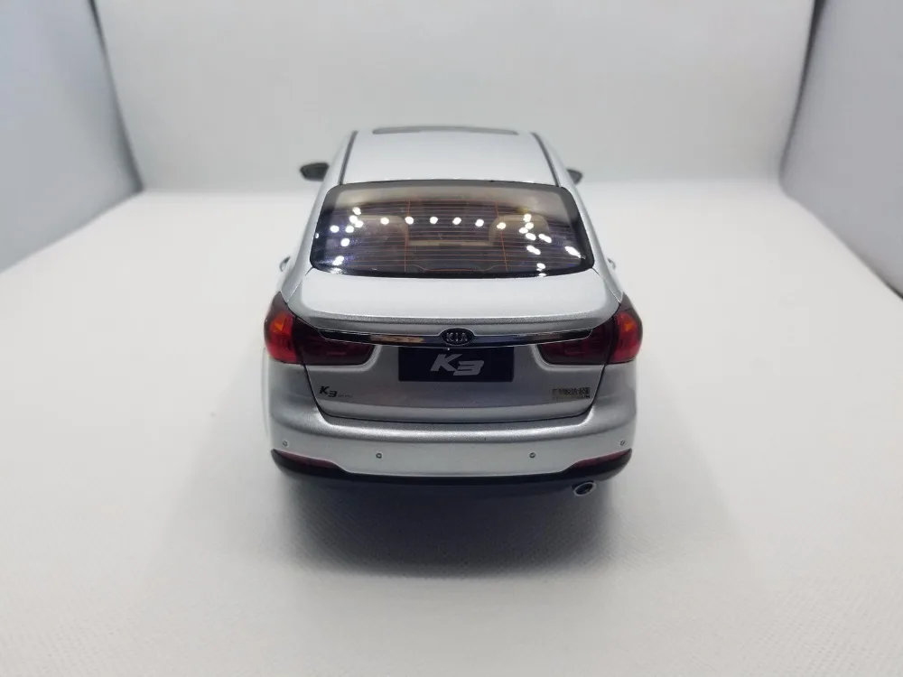 1:18 литья под давлением модель для Kia K3 серебряный сплав игрушечный автомобиль миниатюрная коллекция подарки Cerato Forte