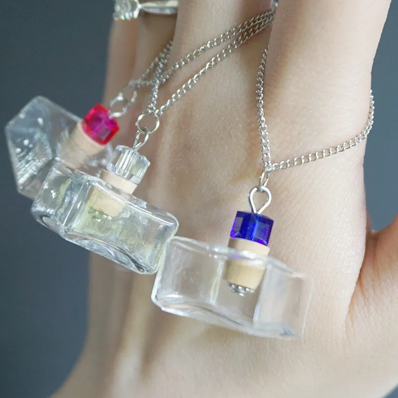 

Mini Cute Glass Bottles With Corks DIY 1.5ml Clear Transparent Empty Small Little Decorative Vials Pendants F20172795