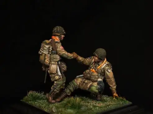 1/35 масштаб неокрашенные полимерные фигурки US airborne помогают друг другу | Игрушки и