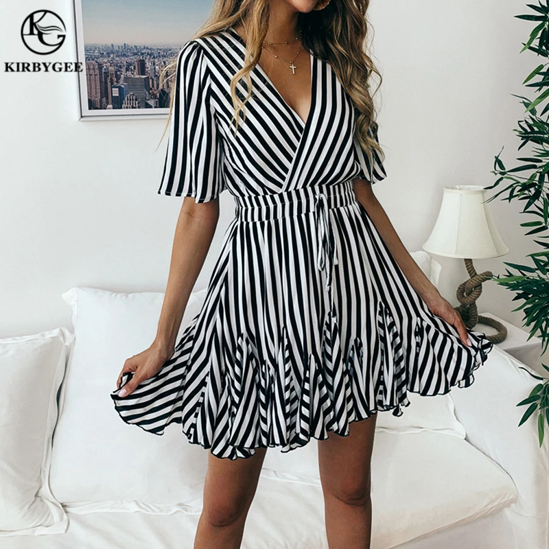 Женское хлопковое мини платье в полоску с коротким рукавом и V образным