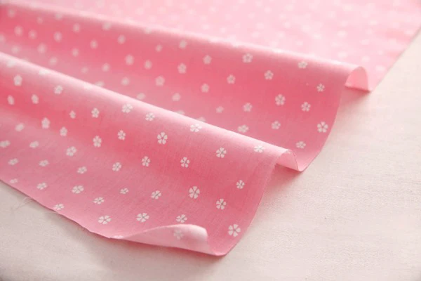 Детские розовые маленькие белые цветы 100% хлопок саржевая стеганая ткань