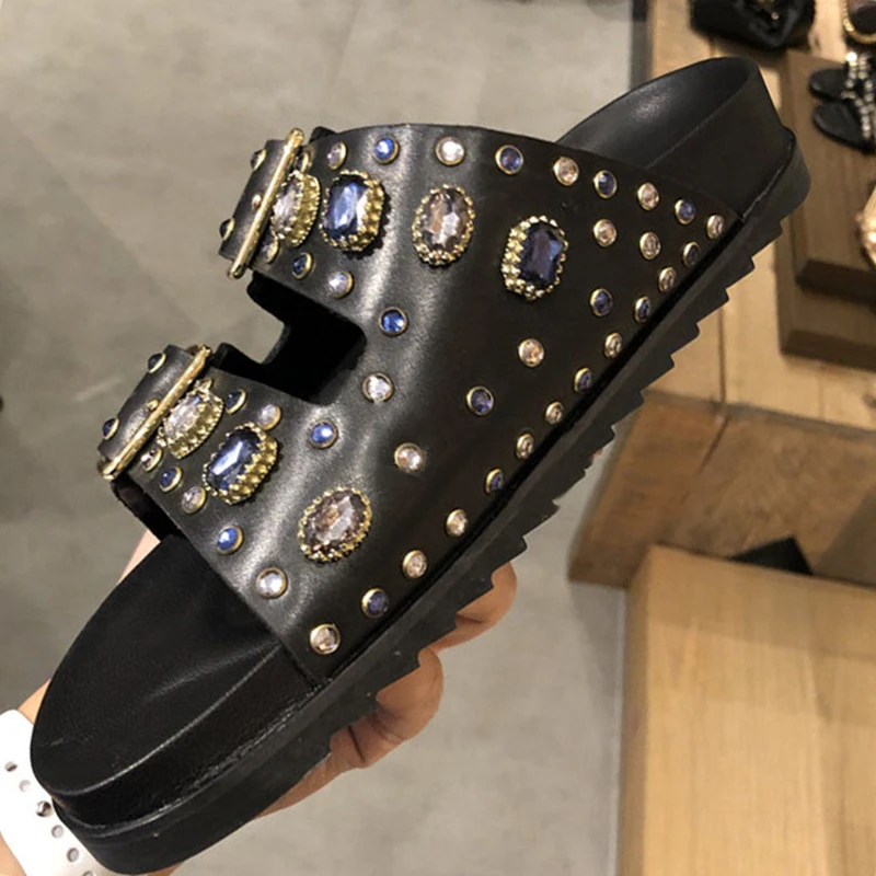 Женские шлепанцы на плоской подошве с открытым носком стразами и заклепками