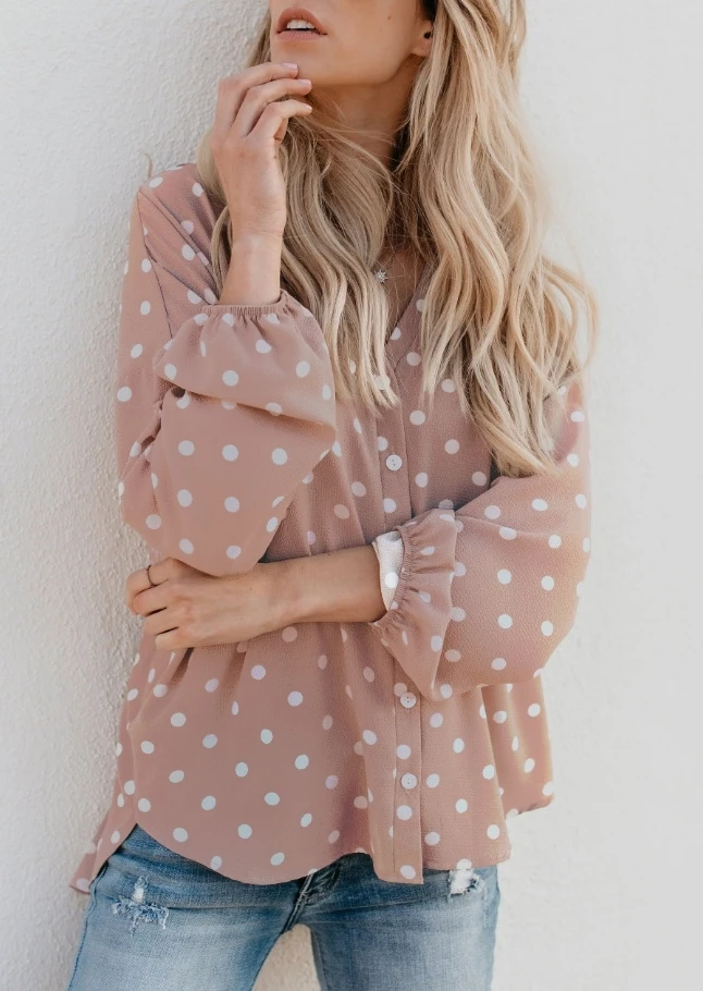 Женская блузка в горошек с длинным рукавом пуговицами и v образным вырезом