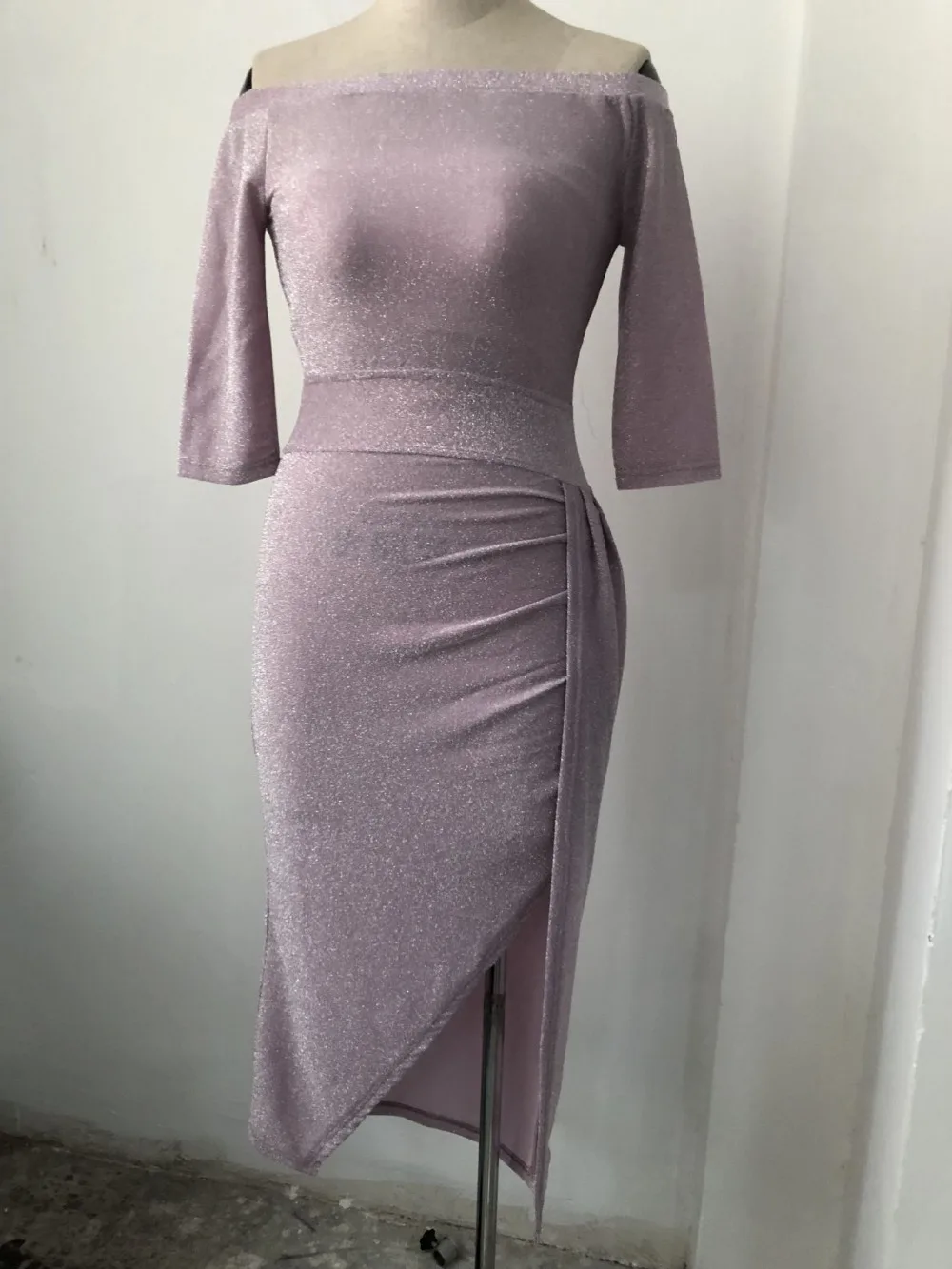 Сексуальное платье с открытыми плечами яркое шелковое блестящее вечернее