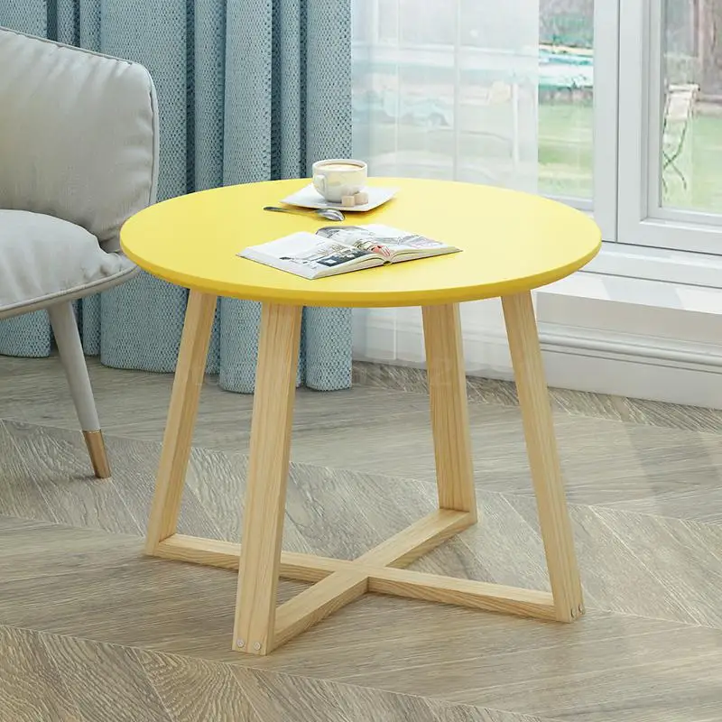 Простой журнальный столик из массива дерева в скандинавском стиле для гостиной