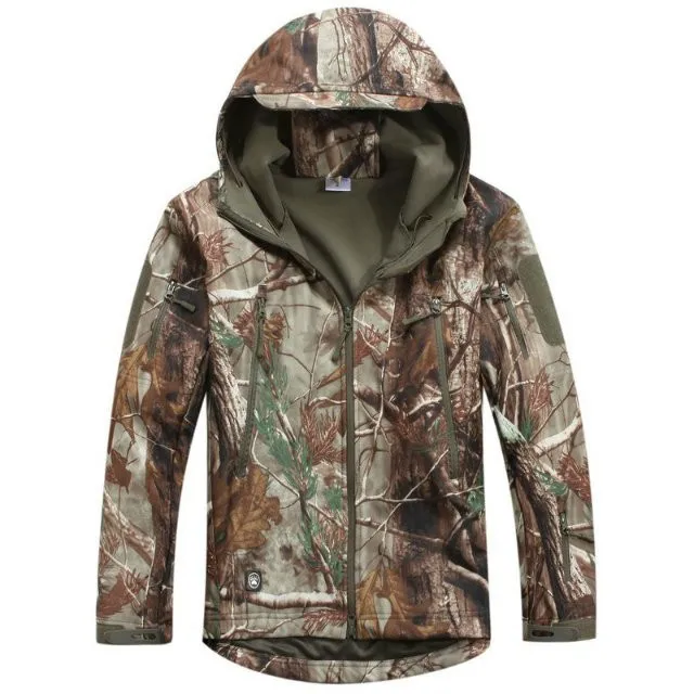 Мужская тактическая куртка Lurker Shark Skin Soft Shell V4 на открытом воздухе