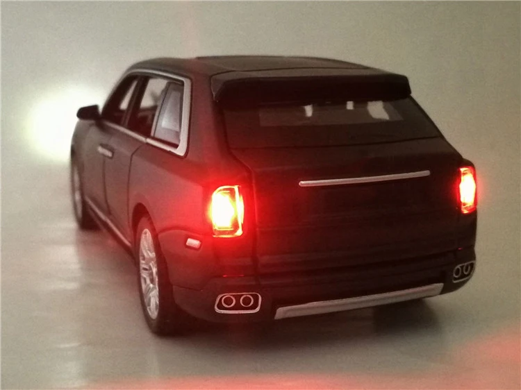 1:32 шкала Rolls Royce Cullinan литая под давлением металлическая модель автомобиля звуковой светильник оттягивающий назад внедорожник 7 дверей можно открыть для детских игрушек