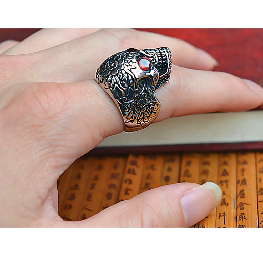 

MetJakt 925 Sterling Silver Skull Ring Inlaid Garnet with Pattern for Vintage Punk Rock Thai Silver Heavy Motorcycle Men Jewelry