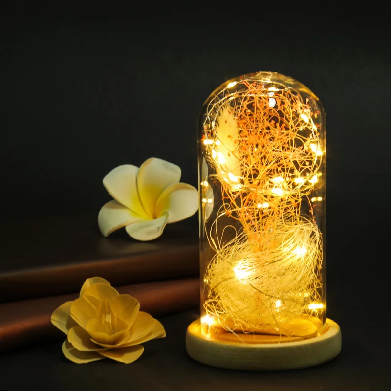 В стеклянном куполе на деревянной подставке подарок день рождения Красавица и