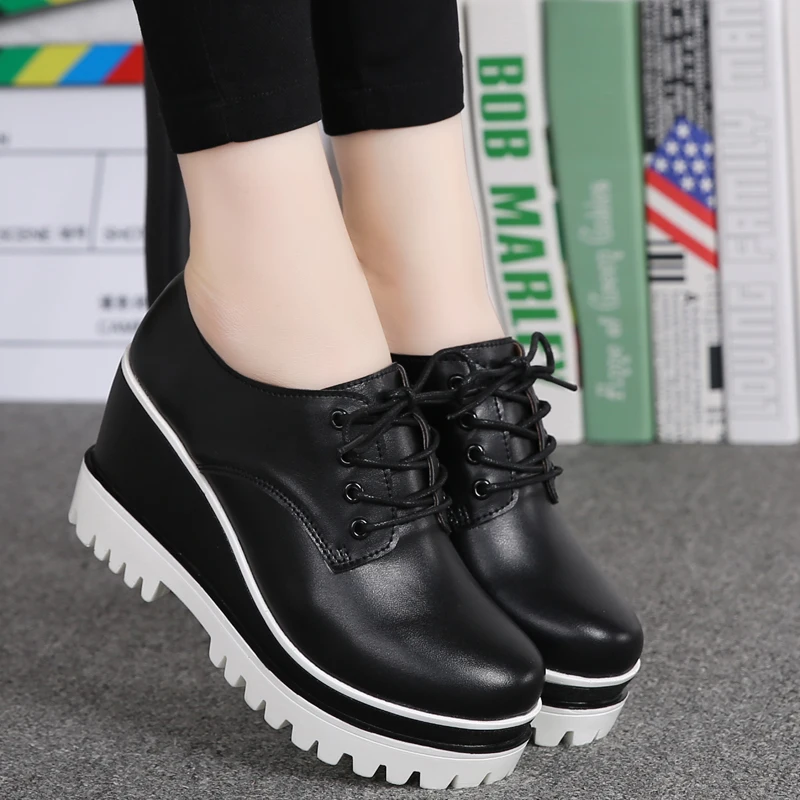 Женские туфли лодочки на танкетке EOFK весенне осенние черные кожаные очень