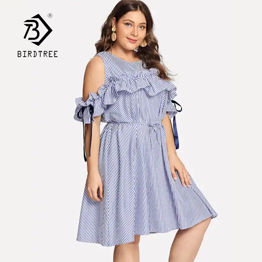 Женское платье в полоску с круглым вырезом и открытыми плечами большого