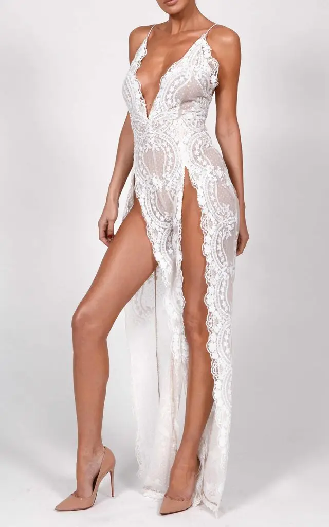 Женский комбинезон на бретелях-спагетти с глубоким V-образным вырезом блестками