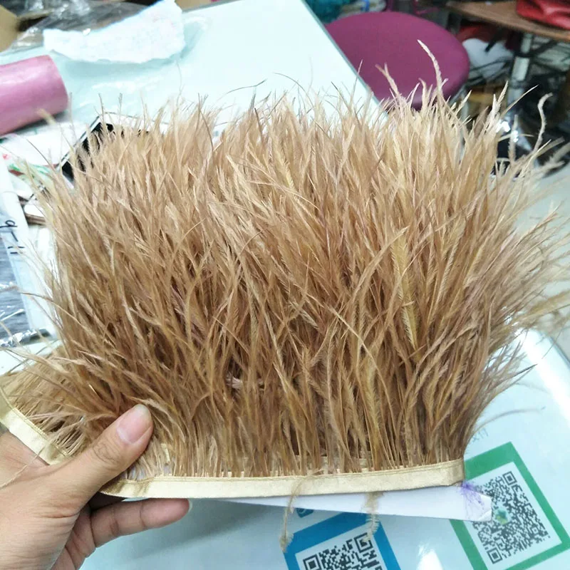 Тканевая лента из страусиных перьев шириной 8-10 см 2 метра кофейного цвета