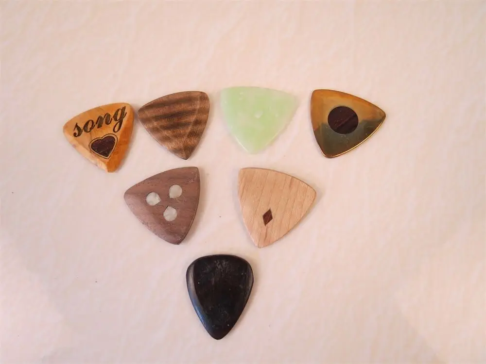 

7Pcs Different Solid wood Guitar Pick,material thickness:0.12" 3mm#3059