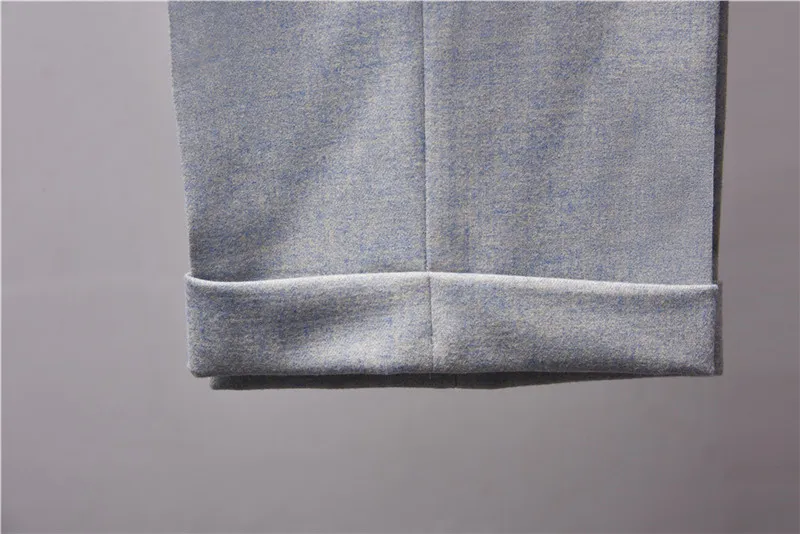 Серые мужские костюмы зауженного кроя с зазубрированным воротником на одной