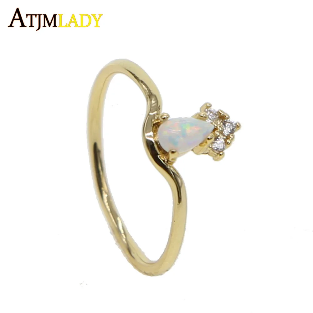 Кольцо с блестящим опалом в форме капли украшенное прозрачным маленьким