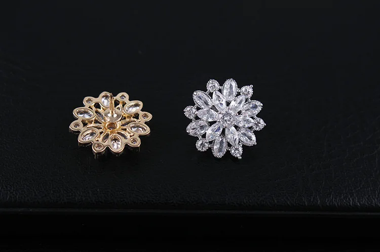 CINDY XIANG Cubic Zirconia Flower Brooches For Women And Men Unisex Wedding Coat Pin Copper Material Fashion Jewelry New Arrival