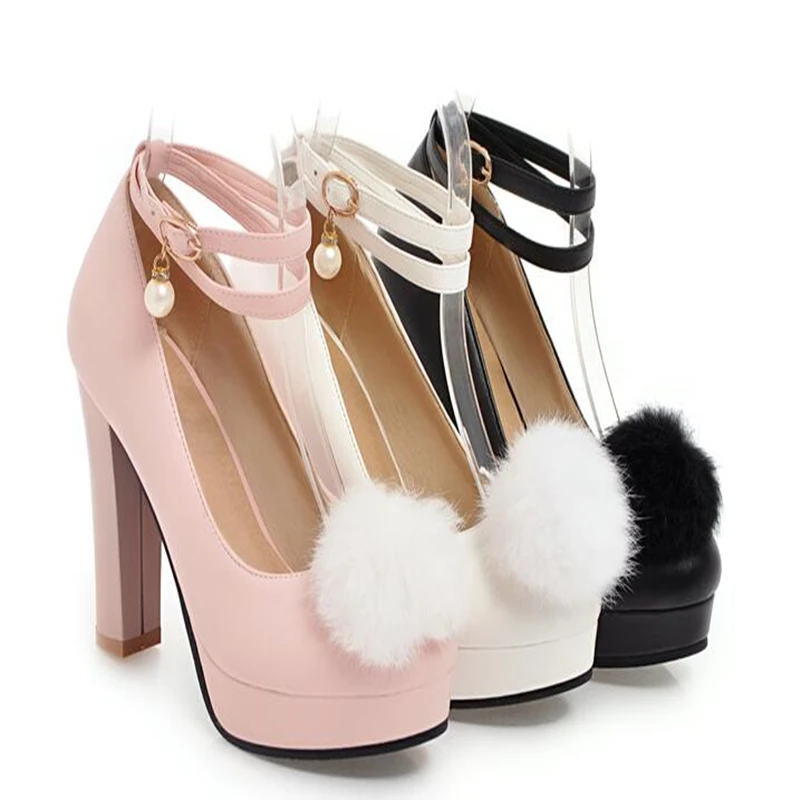 Тонкие туфли на весну и лето женские с закругленным мысом белыми помпонами