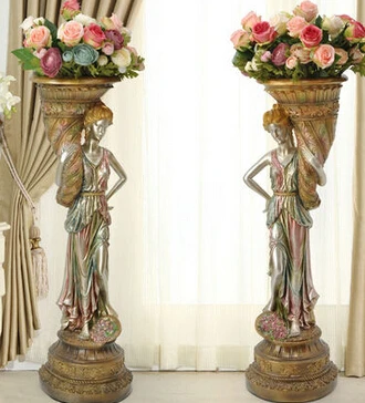 Большая ваза в европейском стиле. Художественные костюмы с имитацией цветов. |