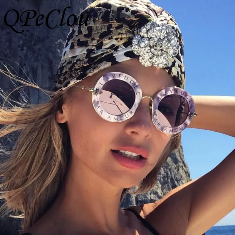 QPeClou брендовые Круглые Солнцезащитные очки с буквенным принтом, женские модные солнцезащитные очки с украшением в виде пчелы, мужские новые популярные очки унисекс UV400