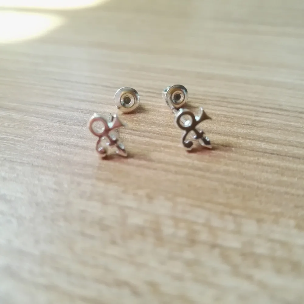 10 шт. Новое поступление модные милые миниатюрные серьги-гвоздики с символом