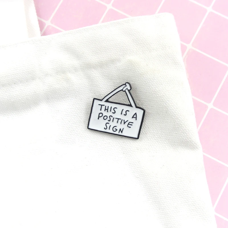 Уведомление напечатанное с помощью этой положительной броши в форме знака