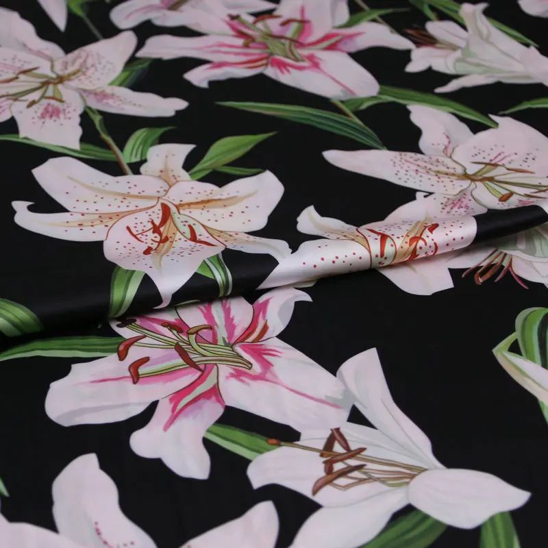 Шелковая атласная ткань с цветочным принтом лилии мягкая эластичная женское