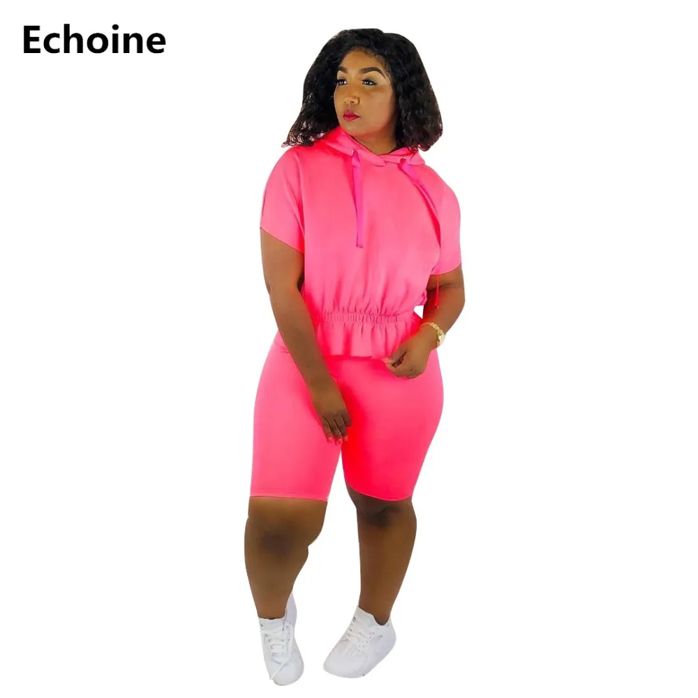 Женский костюм двойка облегающий с оборками по бокам и шортами повседневный