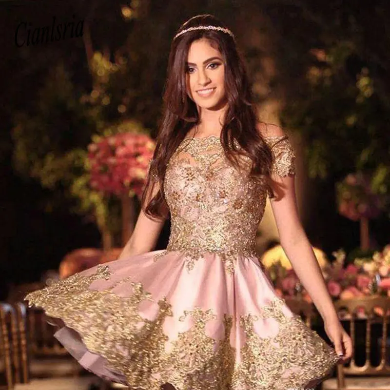 Короткое платье для выпускного вечера с открытыми плечами и золотыми кружевными