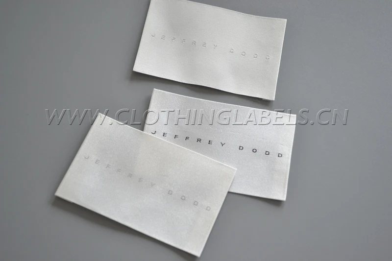 Тканевая этикетка для одежды фирменная с именем ткани атласный материал кромка.