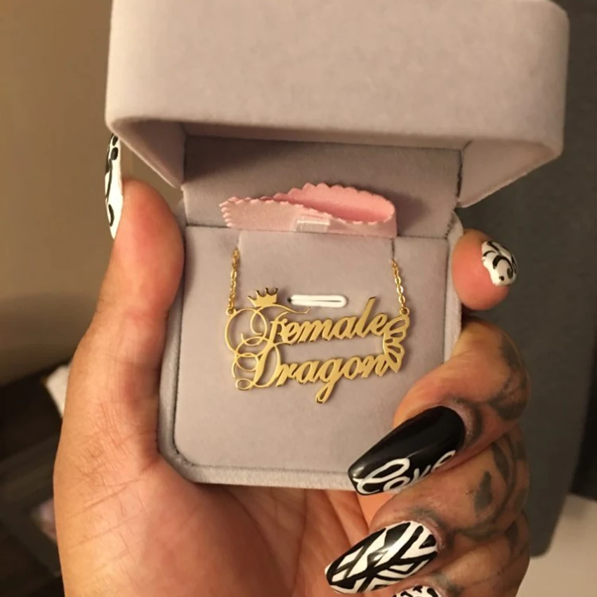Индивидуальное ожерелье с двойным именем короны бабочки цвета розового золота