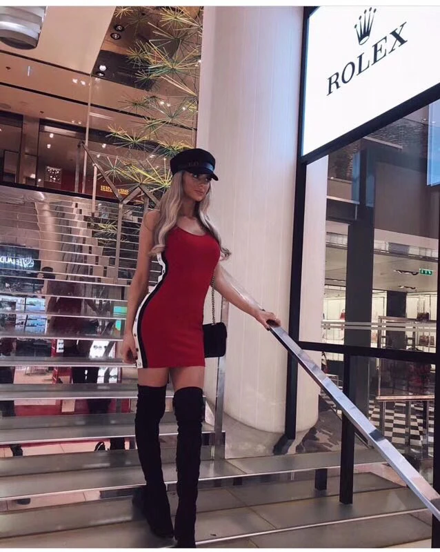 Красное черное белое с круглым вырезом на пуговицах без рукавов облегающее