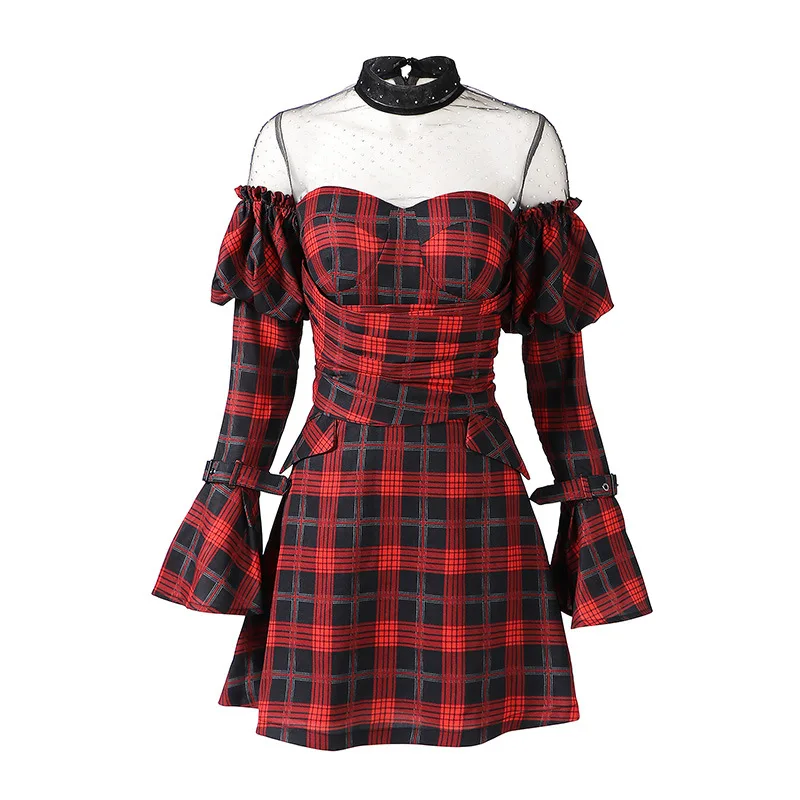 Женское платье в красную клетку с оборками и расклешенными рукавами