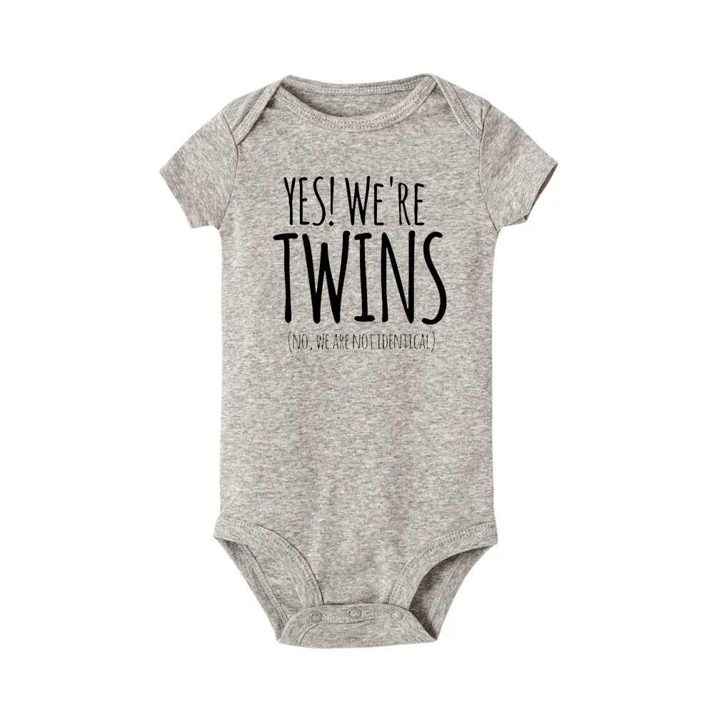 Yes We Are Twins Newborn Twins Одежда для маленьких мальчиков и девочек белая буква принт комбинезон игровой костюм с коротким рукавом - Цвет: R963-SRPGY-
