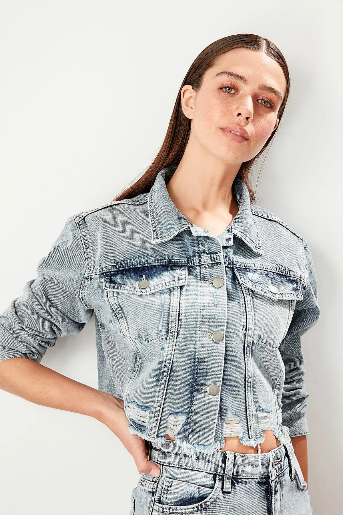 Trendyol Mavi рваная короткая джинсовая куртка TWOSS19NI0060 | Женская одежда