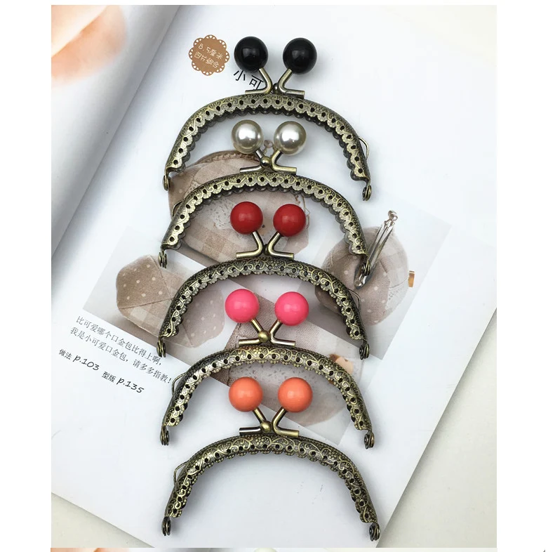 Маленькая женская сумка с цветной пряжкой конфетного цвета металлическая