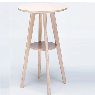 Простой маленький барный столик из массива дерева в европейском стиле