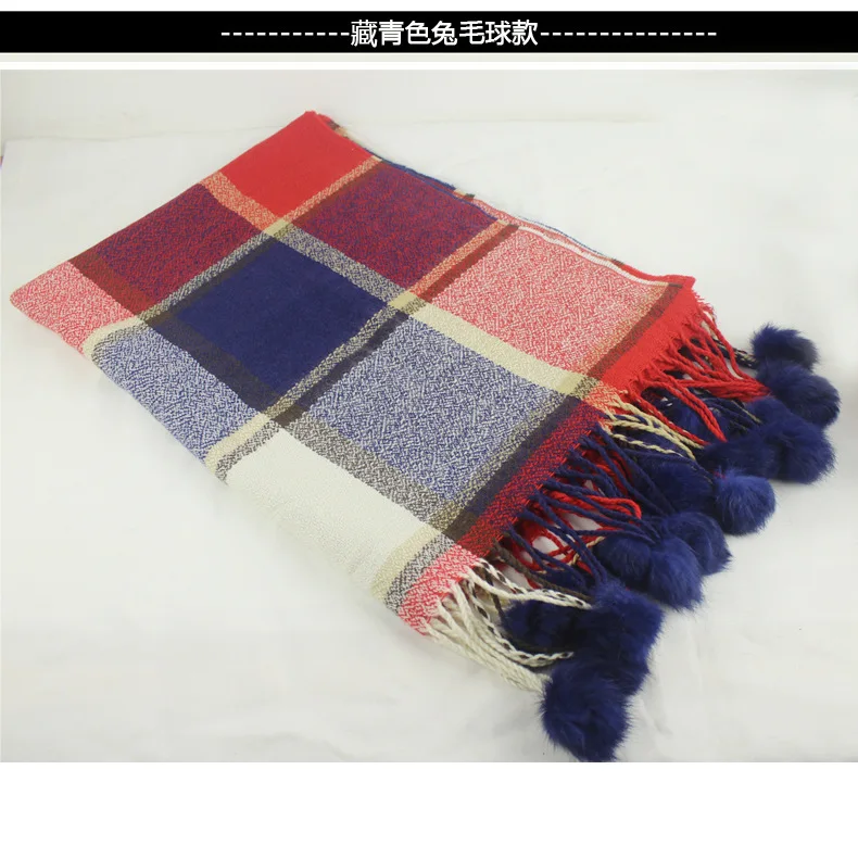 Женский шарф в клеточку bqaces теплый кашемировый с помпонами из кроличьего меха