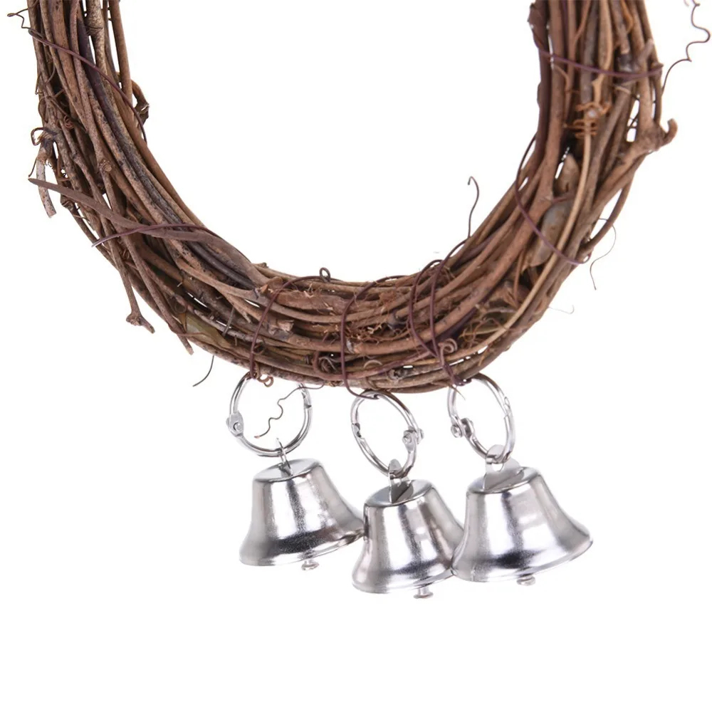 Качающееся кольцо из ротанга для попугаев и кокатилей с колокольчиком и цветком пиона на естественной деревянной подставке - привлекательная игрушка для домашних птиц, можно повесить как аксессуар на клетку.