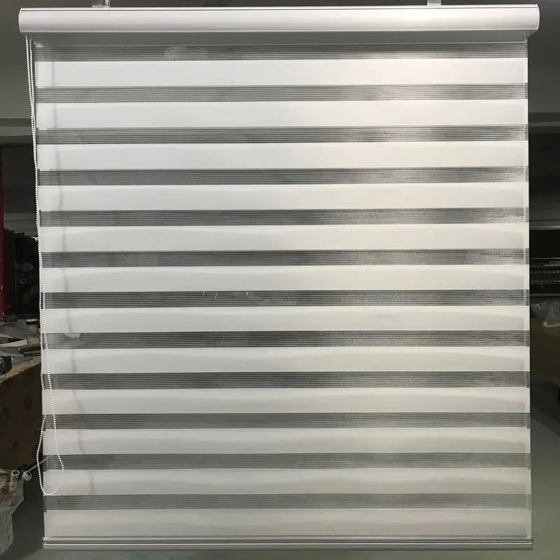 Полосатые жалюзи вертикальные двухслойные роликовые в слоновой кости оконные