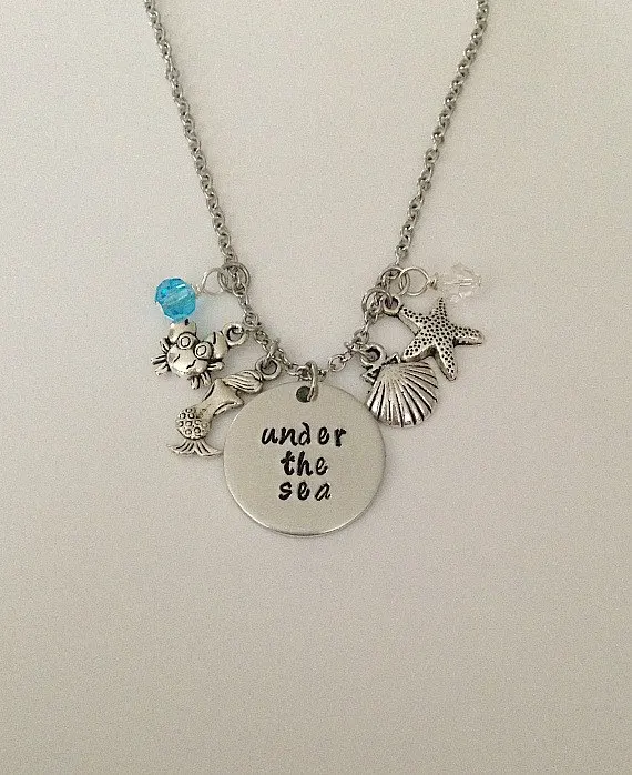 Новое прибытие вдохновило маленькое ожерелье с русалкой &quotпод морем&quot кулон