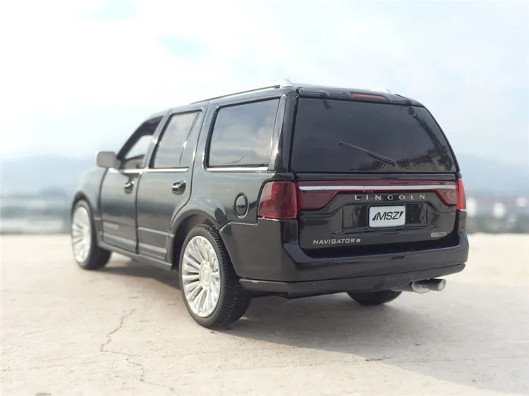 1:32 LINCOLN NAVIGATOR литые игрушечные модели автомобиля SUV Реплика звуковой светильник для детей игрушки