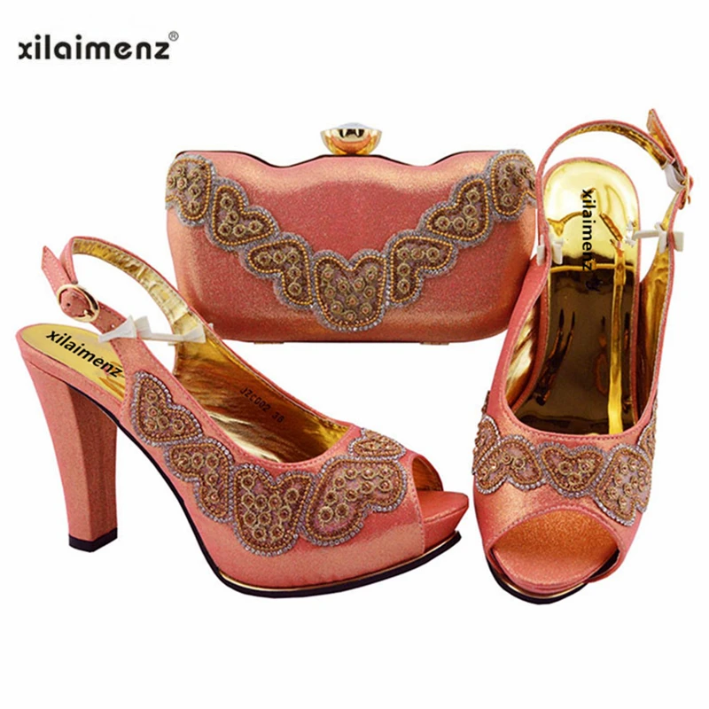 Новейший комплект из туфель и сумочки серебристого цвета в африканском стиле для